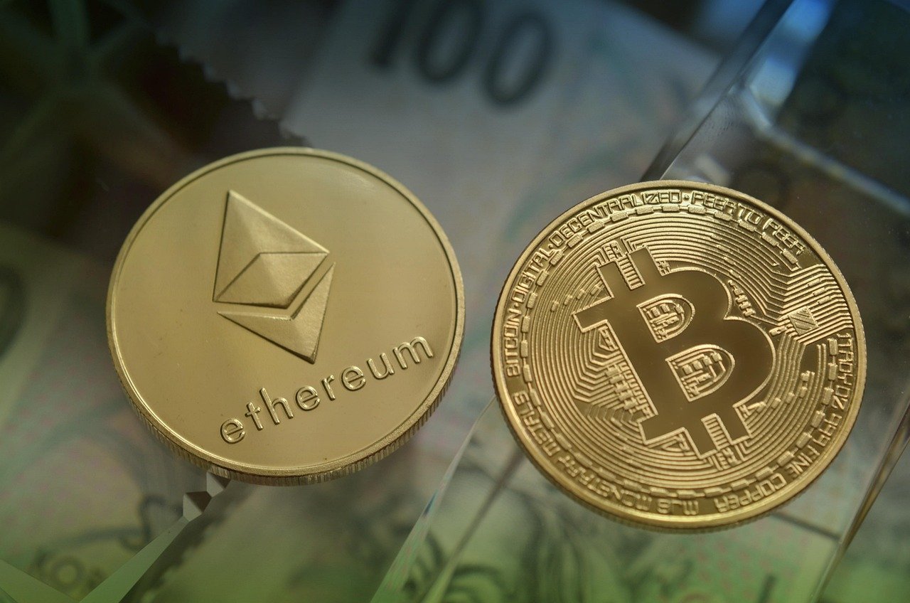 Illustration of a congested Ethereum blockchain with many transactions bottlenecked